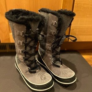 Womens Sorel winter boots.